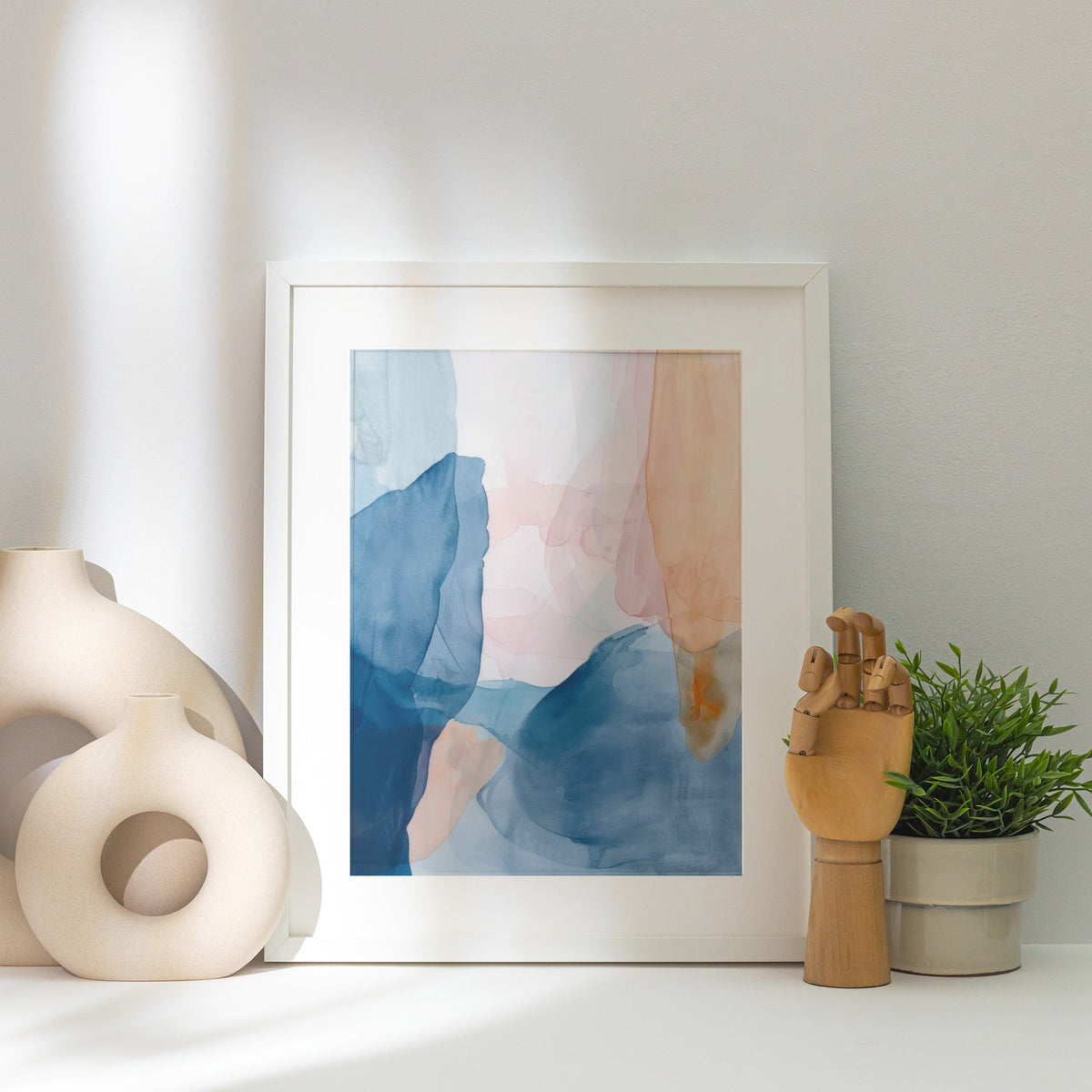 Affiche Abstract Watercolor, affiche encadrée posée près d'un vase blanc, lumière rasante