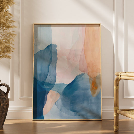 Affiche Abstract Watercolor, affiche encadrée dans un intérieur élégant, herbes séchées et chaise en rotin