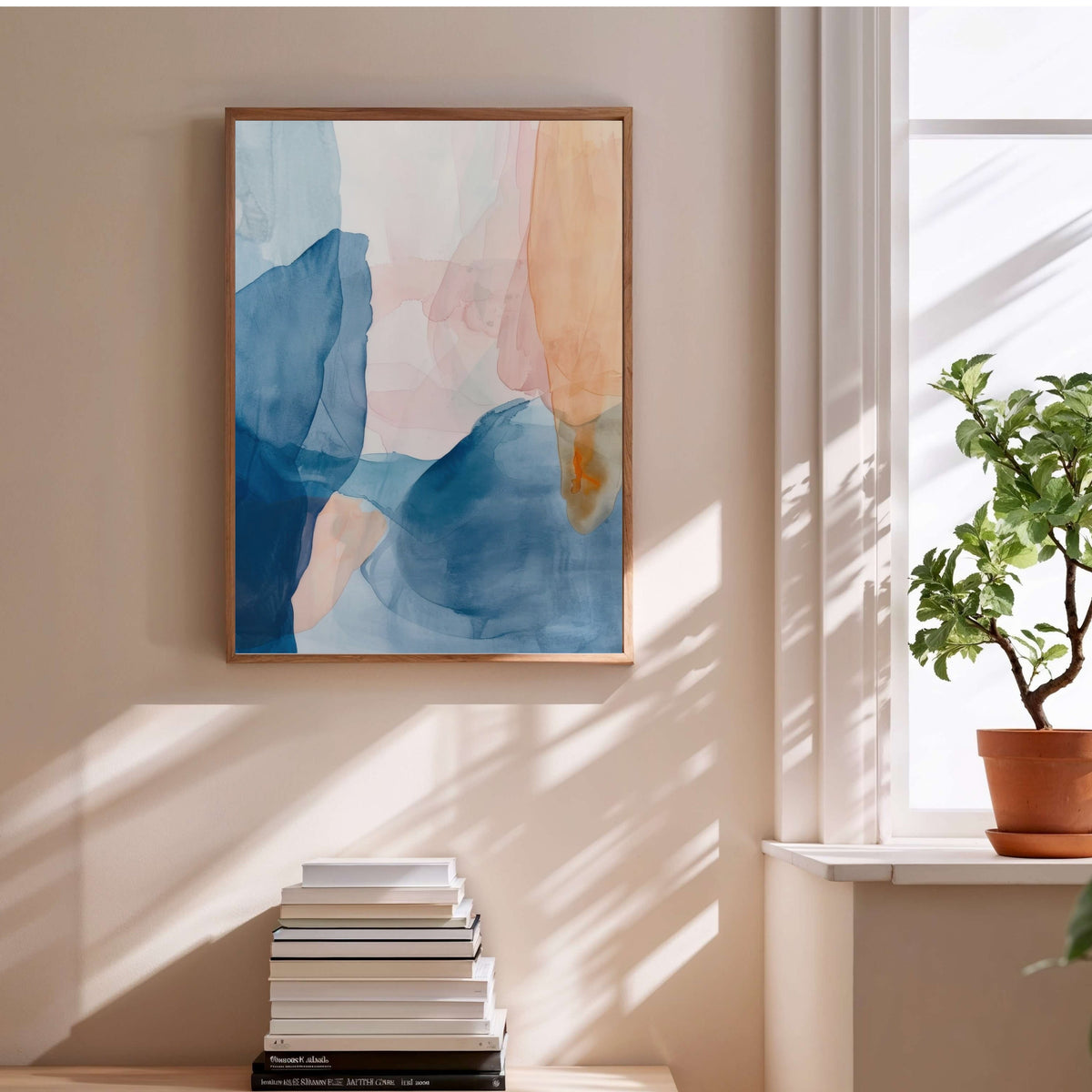 Affiche Abstract Watercolor, affiche encadrée au-dessus d'une pile de livres