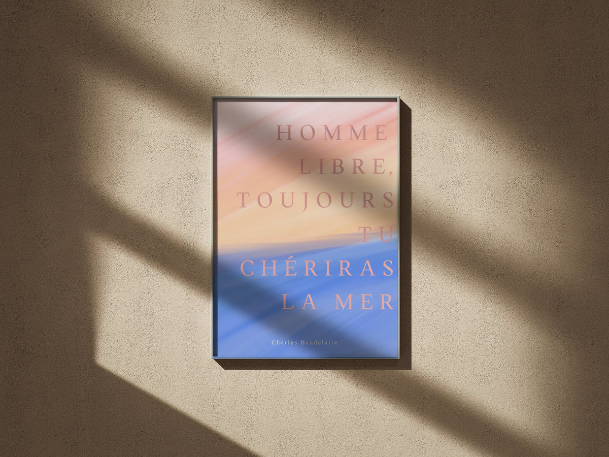 Homme Libre - Baudelaire | Poster Poésie, affiche encadrée sur un mur texturé, lumière rasante
