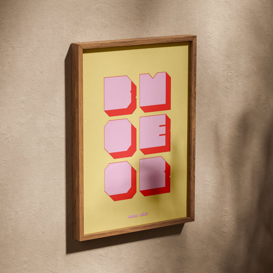 Affiche graphique Boomer, affiche dans un cadre en chêne posé de biais sur un mur texturé