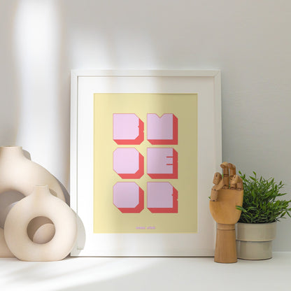 Affiche graphique Boomer, affiche encadrée posée près d'un vase blanc, lumière rasante