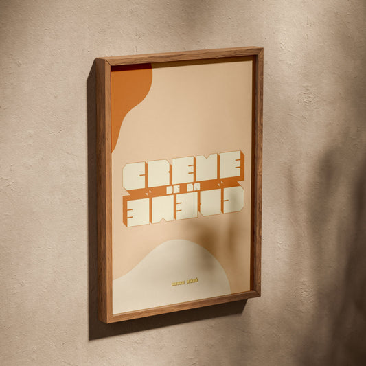 Crème de la crème | Poster Rétro, affiche dans un cadre en chêne posé de biais sur un mur texturé