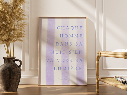 Affiche citation "Chaque homme dans sa nuit s’en va vers sa lumière", affiche encadrée dans un intérieur élégant, cadre bois 