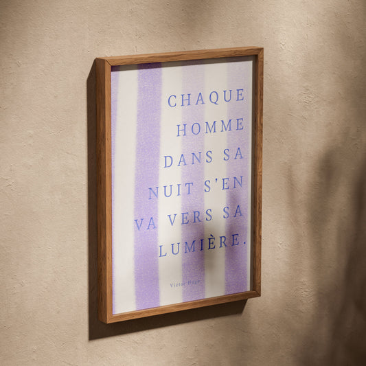 Affiche citation Victor Hugo - Chaque homme dans sa nuit, affiche dans un cadre en chêne posé de biais sur un mur texturé