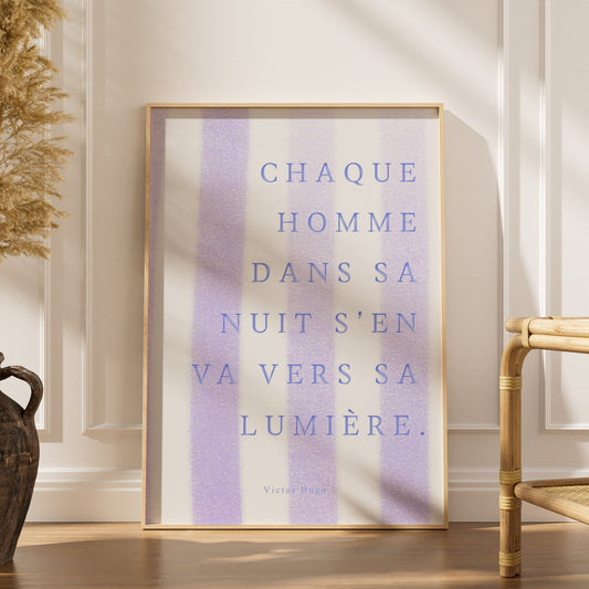 Affiche citation Victor Hugo - Chaque homme dans sa nuit, affiche encadrée dans un intérieur élégant, herbes séchées et chais