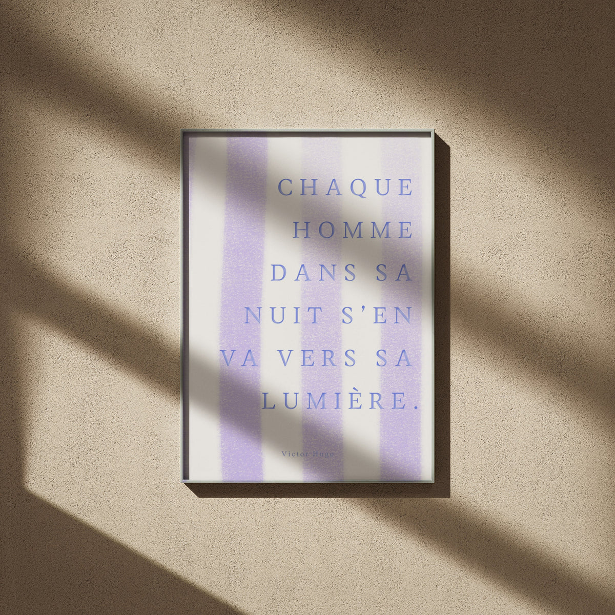 Affiche citation Victor Hugo - Chaque homme dans sa nuit, affiche encadrée sur un mur beige, ombres de fenêtre
