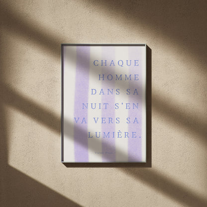 Affiche citation Victor Hugo - Chaque homme dans sa nuit, affiche encadrée sur un mur beige, ombres de fenêtre