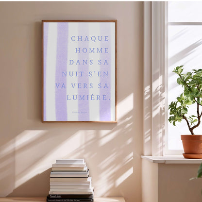 Affiche citation "Chaque homme dans sa nuit s’en va vers sa lumière" en situation