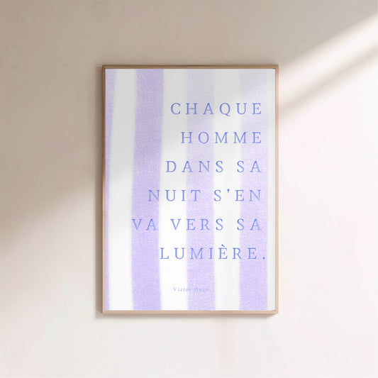 Affiche citation "Chaque homme dans sa nuit s’en va vers sa lumière" en situation