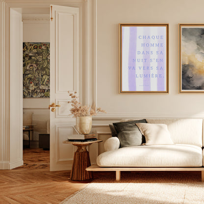 Affiche citation "Chaque homme dans sa nuit s’en va vers sa lumière" en situation