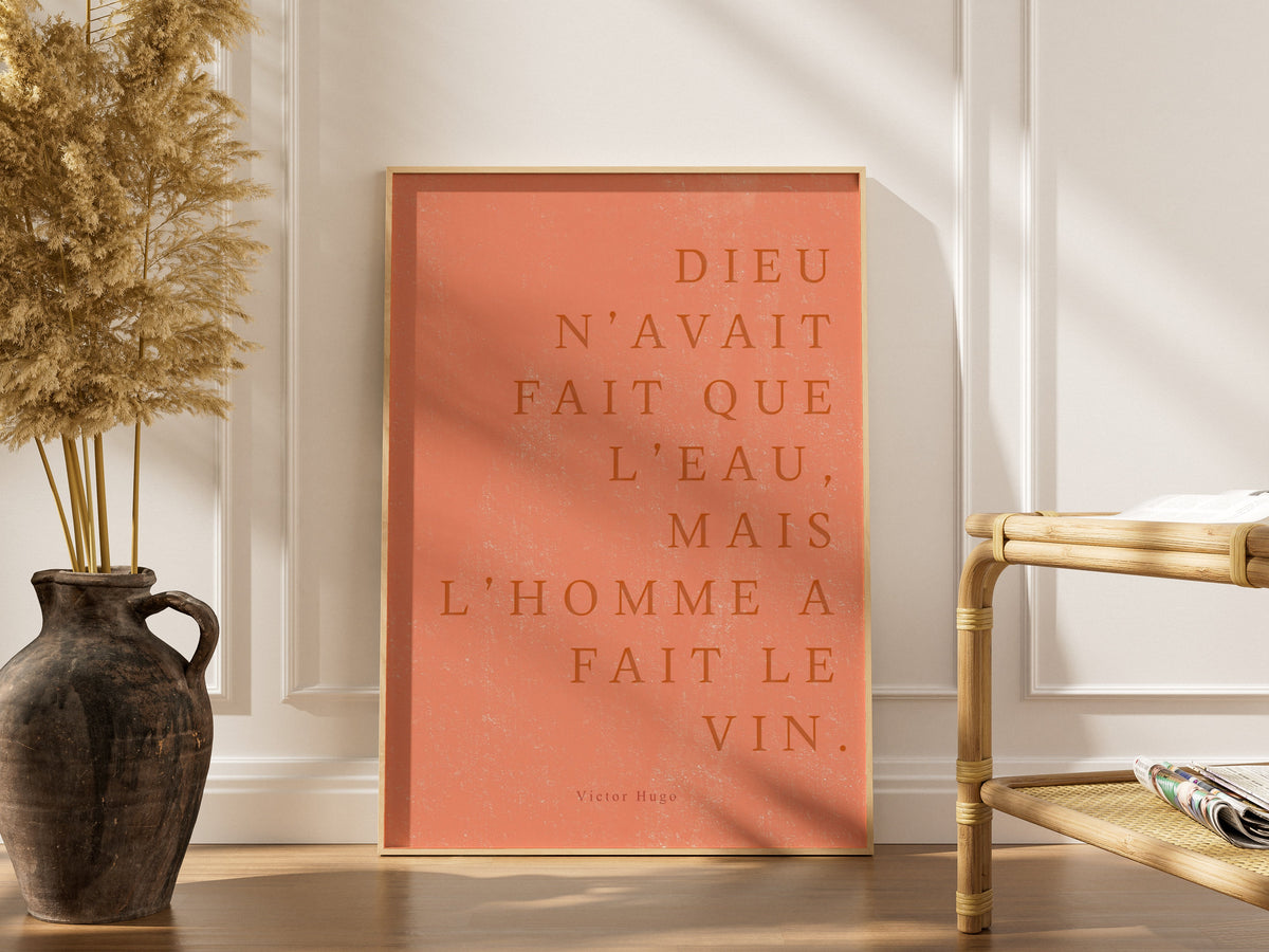 ...Mais l’homme a fait le vin. | Poster Citation, affiche encadrée dans un intérieur élégant, cadre bois clair