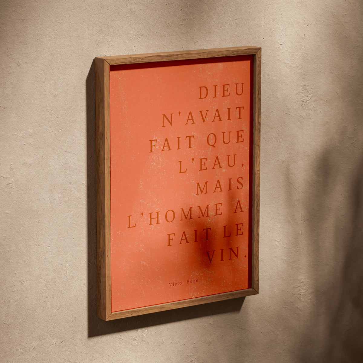 ...Mais l’homme a fait le vin. | Poster Citation, affiche dans un cadre en chêne posé de biais sur un mur texturé