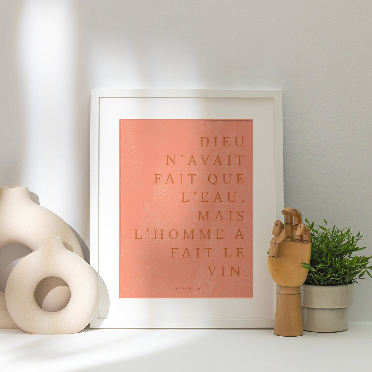 ...Mais l’homme a fait le vin. | Poster Citation, affiche encadrée posée près d'un vase blanc, lumière rasante