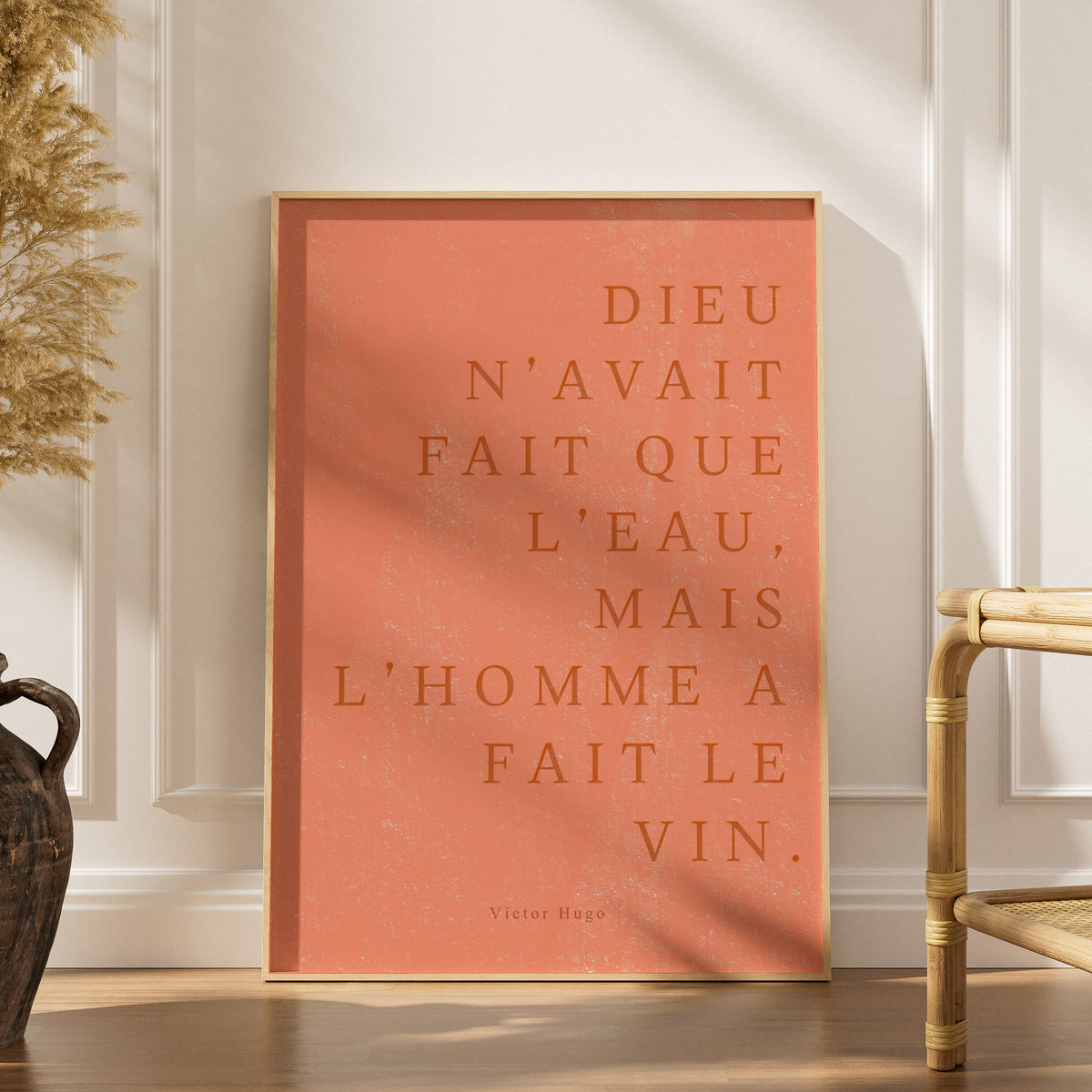 ...Mais l’homme a fait le vin. | Poster Citation, affiche encadrée dans un intérieur élégant, herbes séchées et chaise en rot