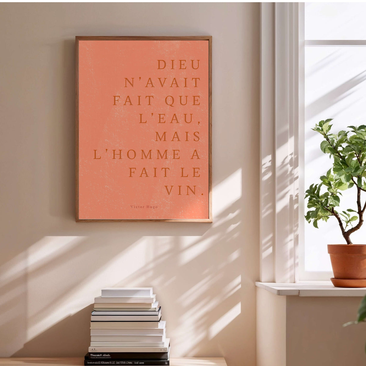 ...Mais l’homme a fait le vin. | Poster Citation, affiche encadrée au-dessus d'une pile de livres