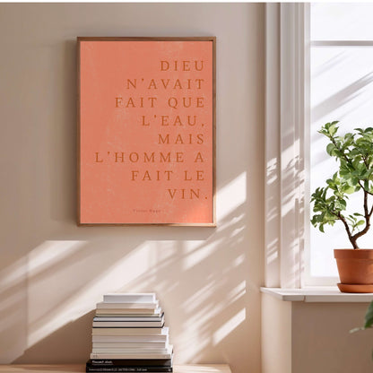 ...Mais l’homme a fait le vin. | Poster Citation, affiche encadrée au-dessus d'une pile de livres