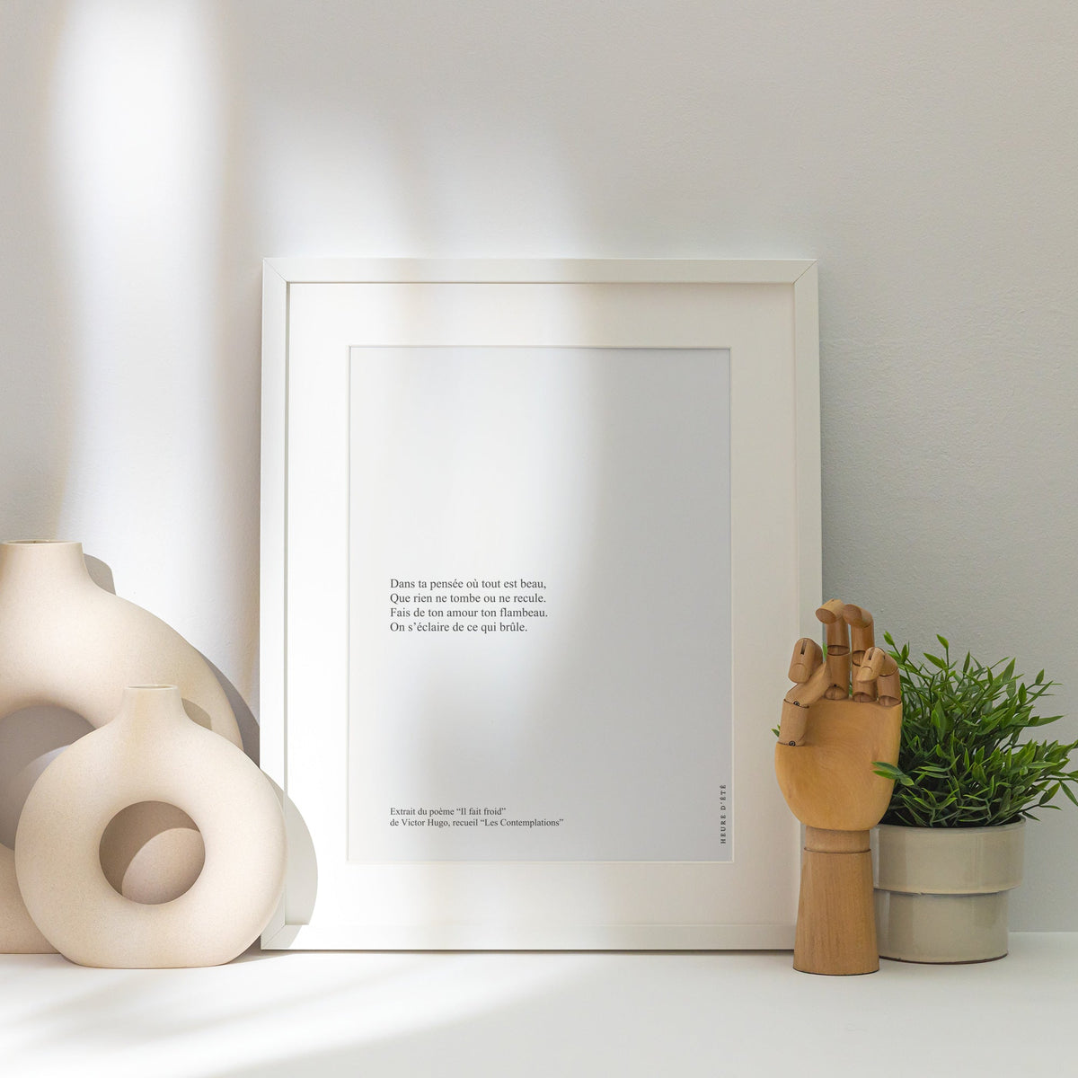 "Il fait froid" - Victor Hugo | Poster Citation, affiche encadrée posée près d'un vase blanc, lumière rasante