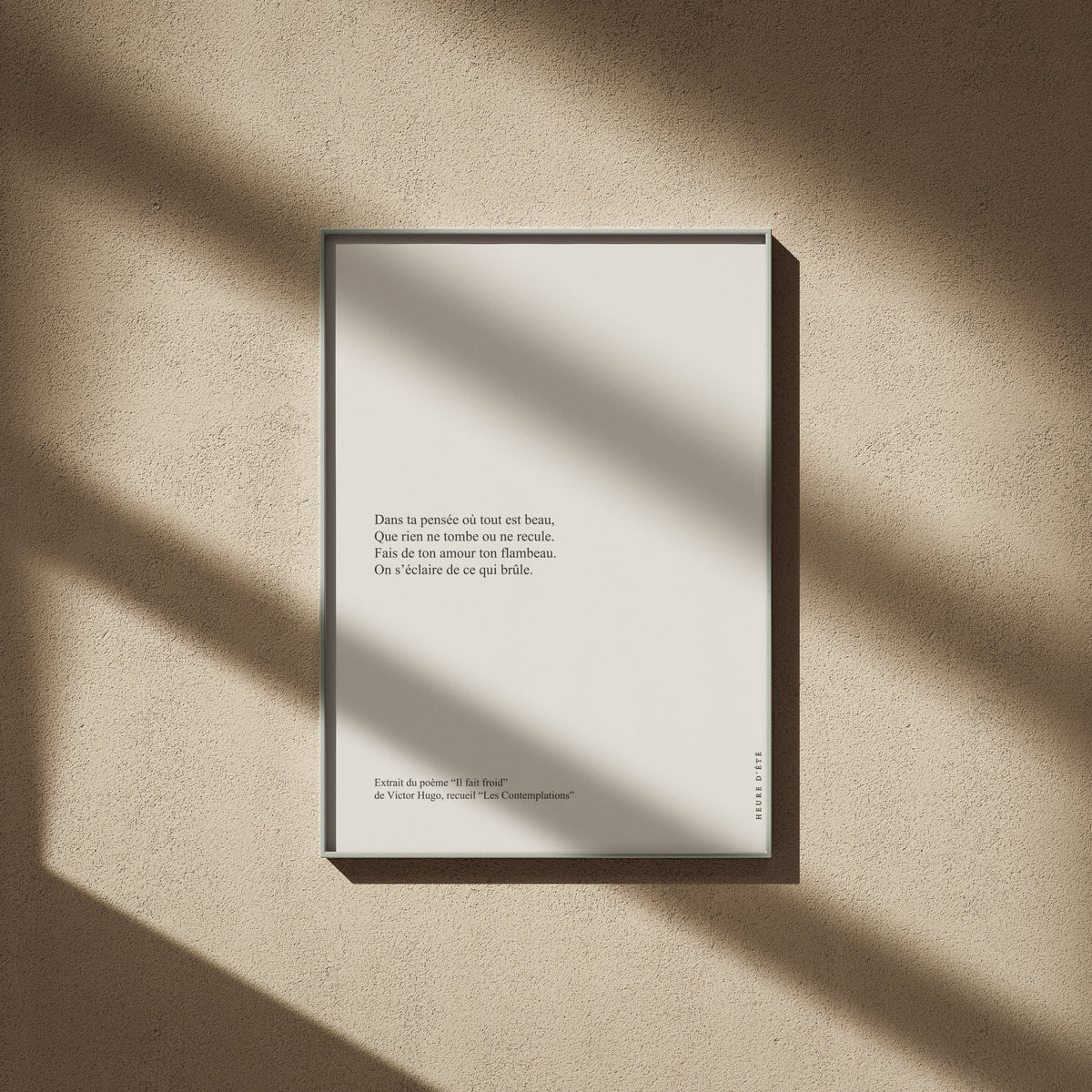 "Il fait froid" - Victor Hugo | Poster Citation, affiche encadrée sur un mur beige, ombres de fenêtre