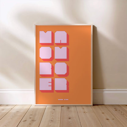 Affiche graphique More Amor, affiche encadrée posée au sol, cadre bois clair