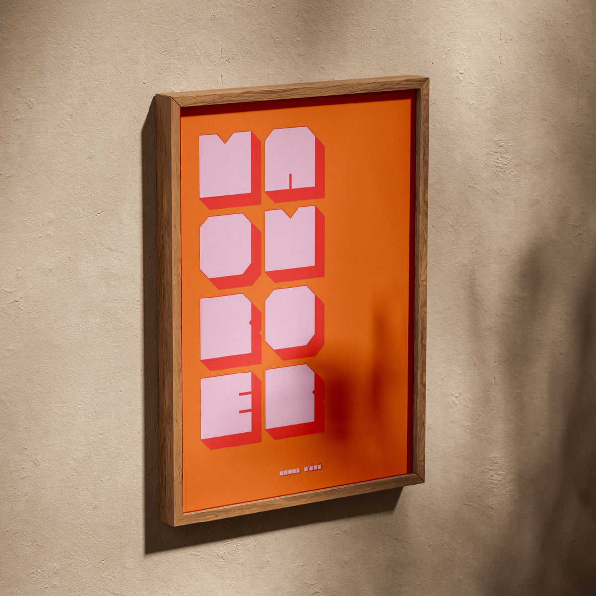 Affiche graphique More Amor, affiche dans un cadre en chêne posé de biais sur un mur texturé