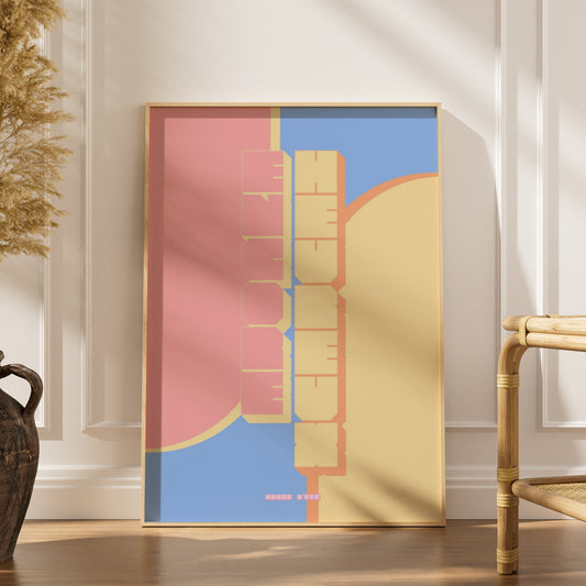 Affiche lettrage Encore Heureux, affiche encadrée dans un intérieur élégant, herbes séchées et chaise en rotin