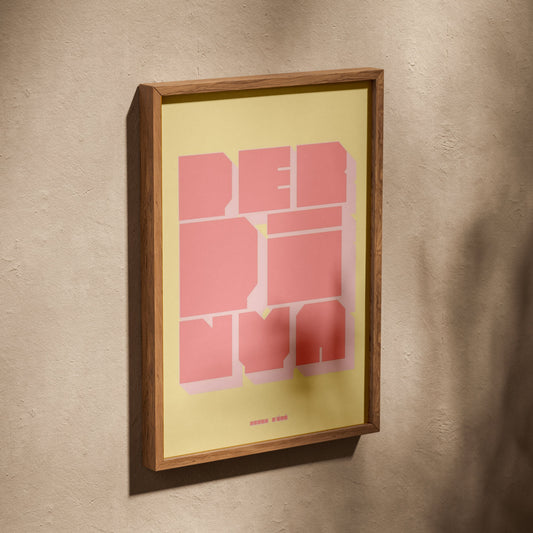 Affiche Perpinya, affiche dans un cadre en chêne posé de biais sur un mur texturé