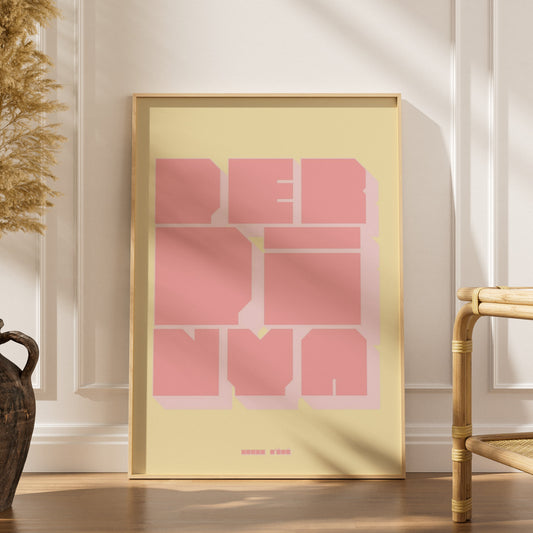 Affiche Perpinya, affiche encadrée dans un intérieur élégant, herbes séchées et chaise en rotin