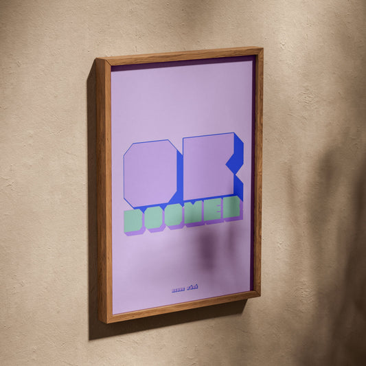 Affiche Ok Boomer, affiche dans un cadre en chêne posé de biais sur un mur texturé