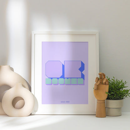 Affiche Ok Boomer, affiche encadrée posée près d'un vase blanc, lumière rasante