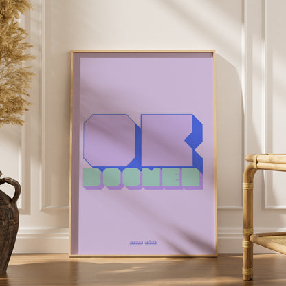 Affiche Ok Boomer, affiche encadrée dans un intérieur élégant, herbes séchées et chaise en rotin