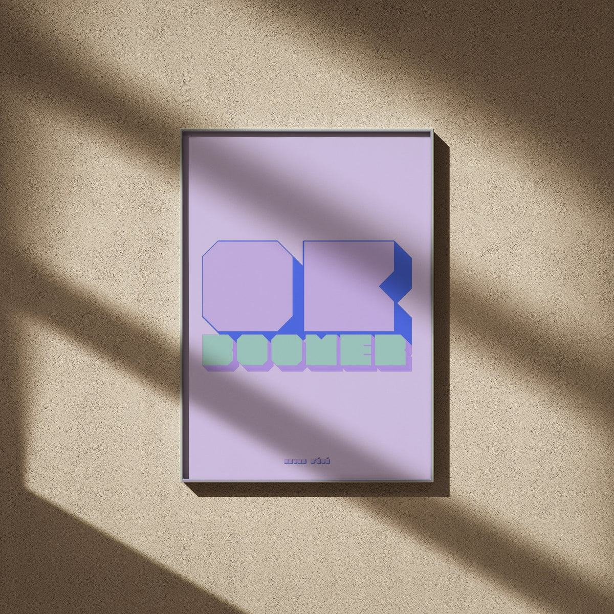 Affiche Ok Boomer, affiche encadrée sur un mur beige, ombres de fenêtre
