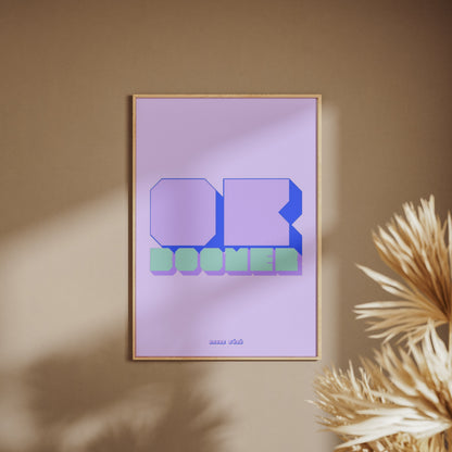 Affiche Ok Boomer, affiche encadrée sur un mur beige, pampas au premier plan