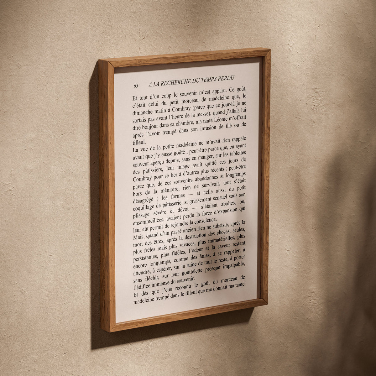 À la recherche du temps perdu - Marcel Proust, affiche dans un cadre en chêne posé de biais sur un mur texturé