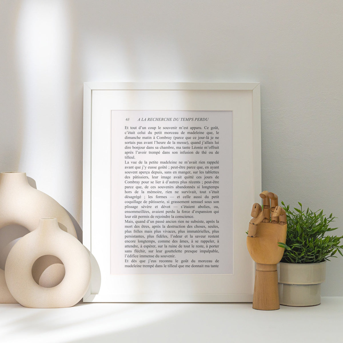 À la recherche du temps perdu - Marcel Proust, affiche encadrée posée près d'un vase blanc, lumière rasante
