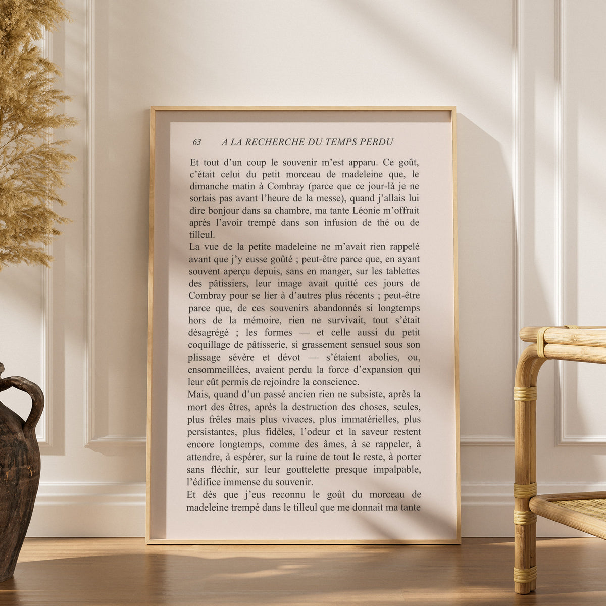 À la recherche du temps perdu - Marcel Proust, affiche encadrée dans un intérieur élégant, herbes séchées et chaise en rotin