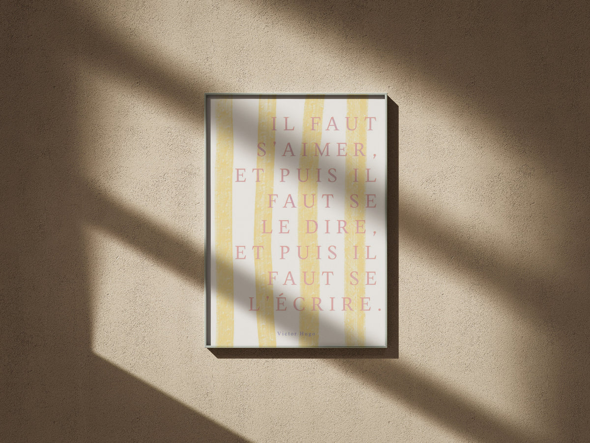 Il faut s'aimer - Victor Hugo | Poster Citation, affiche encadrée sur un mur texturé, lumière rasante