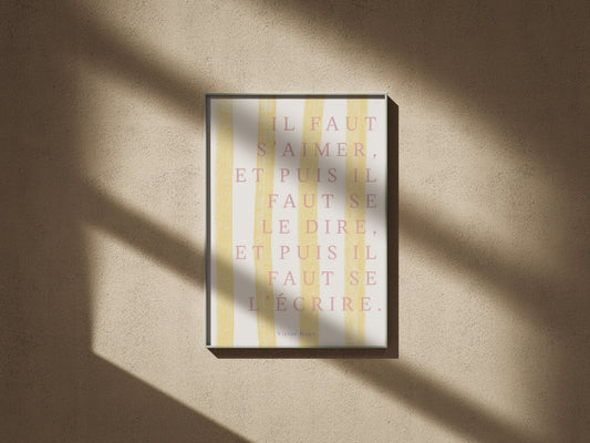 Il faut s'aimer - Victor Hugo | Poster Citation, affiche encadrée sur un mur texturé, lumière rasante