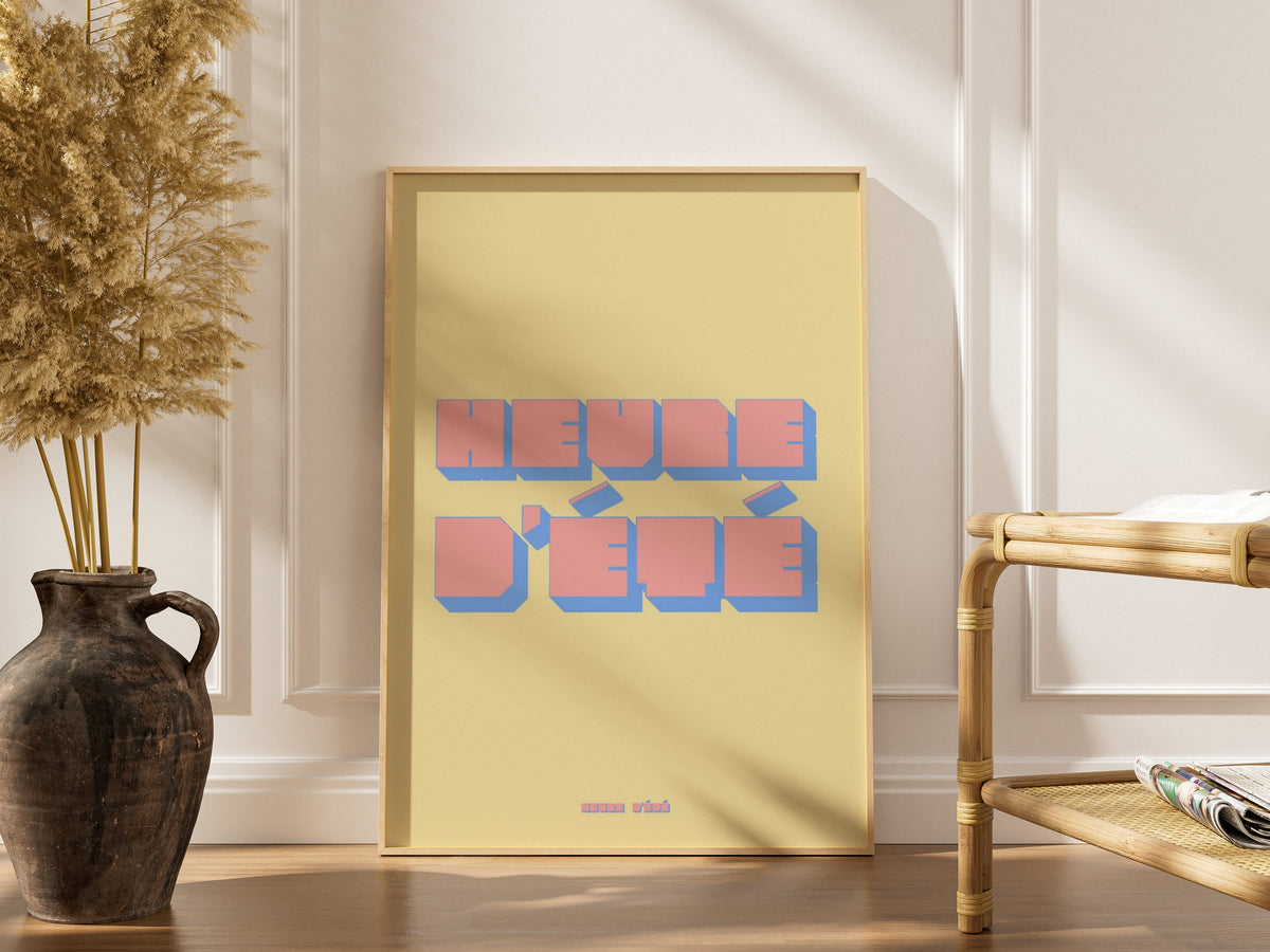 Affiche Heure d'été, affiche encadrée dans un intérieur élégant, cadre bois clair