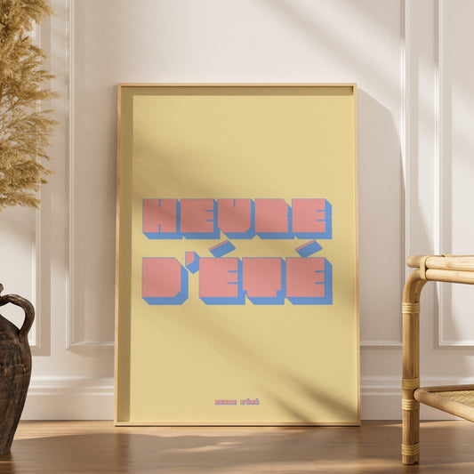 Affiche Heure d'été, affiche encadrée dans un intérieur élégant, herbes séchées et chaise en rotin