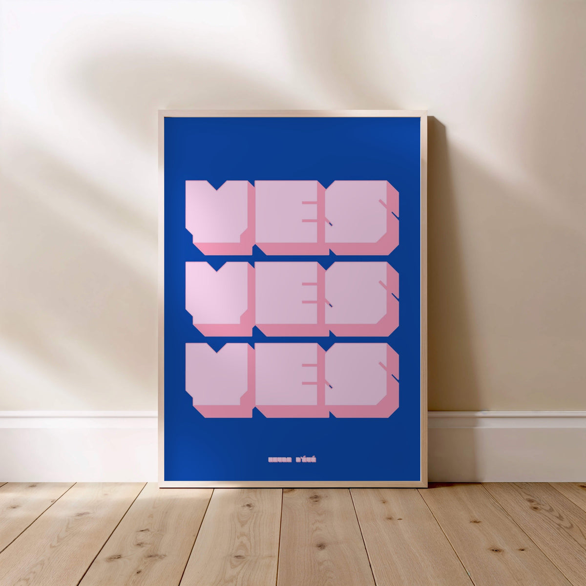 Affiche Yes yes yes, affiche encadrée posée au sol, cadre bois clair