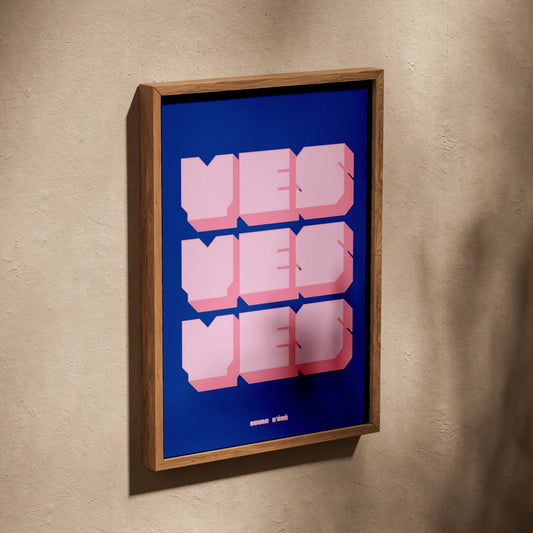 Affiche Yes yes yes, affiche dans un cadre en chêne posé de biais sur un mur texturé