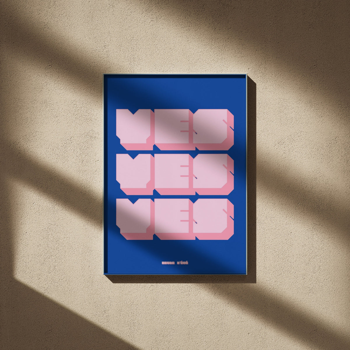 Affiche Yes yes yes, affiche encadrée sur un mur beige, ombres de fenêtre