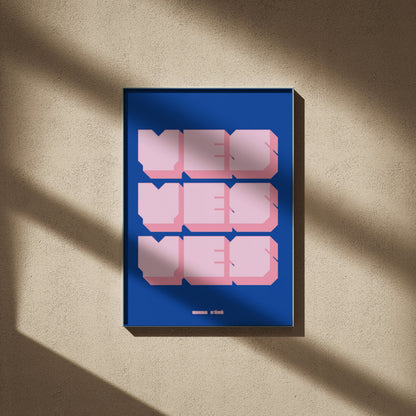 Affiche Yes yes yes, affiche encadrée sur un mur beige, ombres de fenêtre