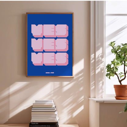Affiche Yes yes yes, affiche encadrée au-dessus d'une pile de livres
