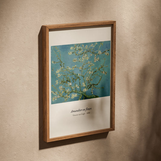 Amandier en fleurs, Van Gogh | Affiche Art Premium, affiche dans un cadre en chêne posé de biais sur un mur texturé