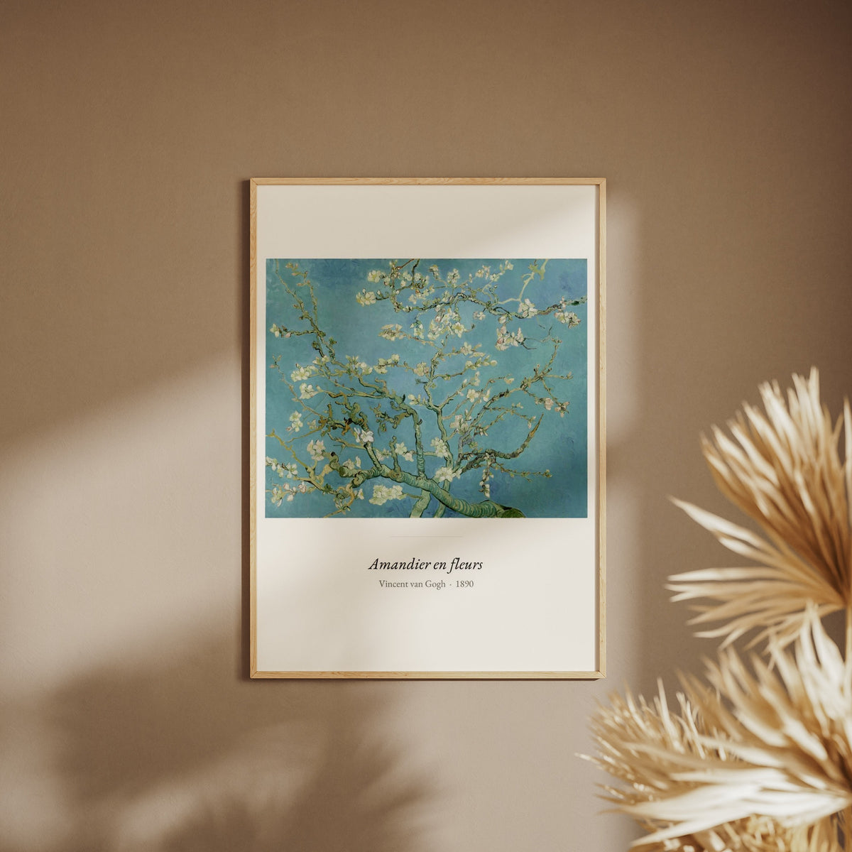 Amandier en fleurs, Van Gogh | Affiche Art Premium, affiche encadrée sur un mur beige, pampas au premier plan