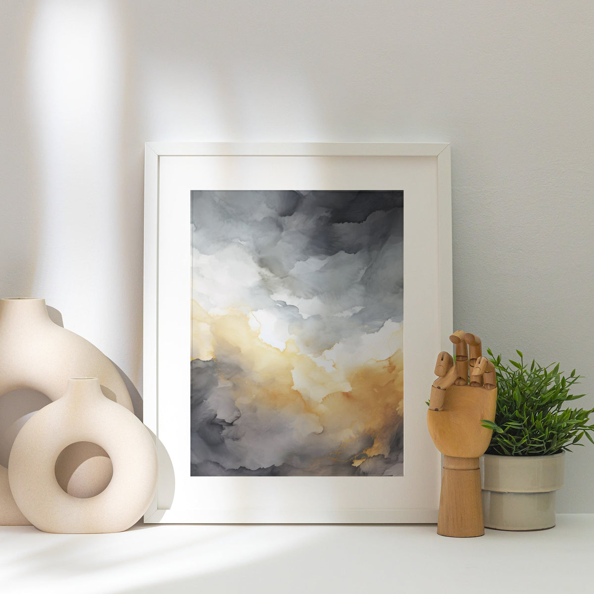 Affiche Watercolor Sunset, affiche encadrée posée près d'un vase blanc, lumière rasante