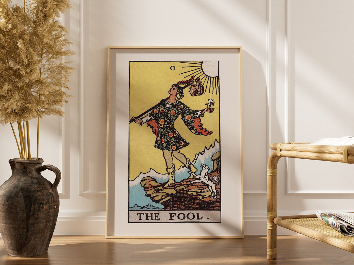 Arcane 0 - Le Mat (The Fool) - Affiche Tarot Rider-Waite-Smith, affiche encadrée dans un intérieur élégant, cadre bois clair