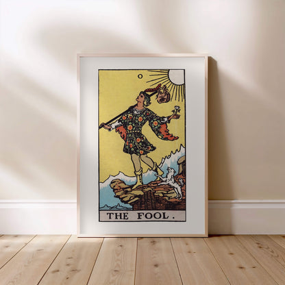 Le Mat - Arcane 0 du Tarot Rider-Waite, affiche encadrée posée au sol, cadre bois clair